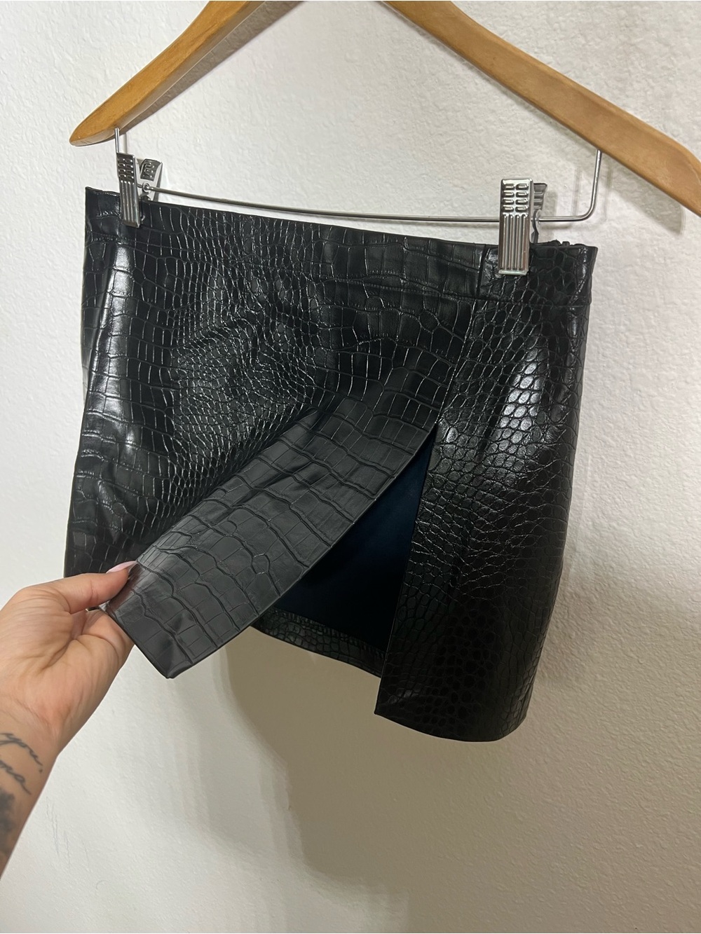 EDIKTED • NWT black faux leather mini skirt with croc-embossed texture - Picture 4 of 10